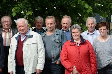 Vereinsvorsitzender Hinrich Janssen (vierter von rechts) ist im Gebiet der Tideems auch als Deichrichter bei der Moormerländer Deichacht tätig.