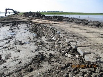 Um Bagger und Material zum Einsatzort bringen zu können, musste zunächst eine provisorische Fahrstraße angelegt werden.