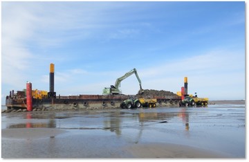 Der Materialumschlag für die Projekte auf der Insel fand im Watt vor Wangerooge statt.