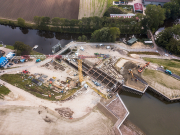 Luftbild: Im Vordergrund erstreckt sich die Baustelle der Hadelner Kanalschleuse.