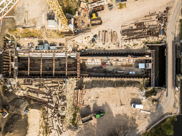 Luftbild: Im Vordergrund erstreckt sich die Baustelle der Hadelner Kanalschleuse.