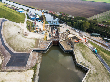 Luftbild: Im Vordergrund erstreckt sich die Baustelle der Hadelner Kanalschleuse.