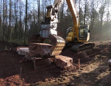 Mit großer Präzision wurden per Bagger die großen Wasserbausteine für die Furten im Jafel-, Bohl- und Plattenweg gesetzt.