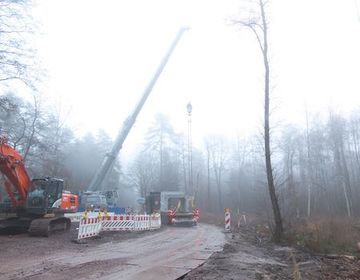 Im frühen Morgengrauen wurden die Betonteile der Großdurchlässe angeliefert.