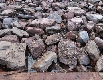 Die Furten im Bohl- und Plattenweg sind zwar nur als Notabflüsse bei starken Regenfällen gedacht, doch zeigt sich, dass sie durch ihre Bauweise auch dazu beitragen, Wasser durch das Bauwerk in die Fläche zu leiten.