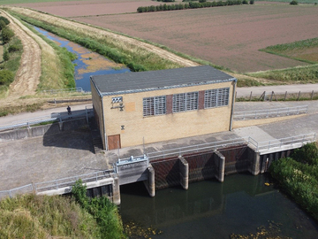 An der Blender Emte, welche bei Intschede im Kreis Verden in die Weser mündet, befindet sich eines der Schöpfwerke, für die zurzeit eine Grundinstandsetzung geplant ist. Die Arbeiten sollen bis Ende des Jahres 2021 abgeschlossen sein.