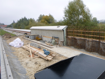 Erhöhung der vorhandenen Hochwasserschutzwand in Hitzacker mit erkennbarem Höhensprung