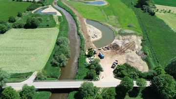 Luftbild: Die Vechte schlängelt sich von links nach rechts durchs Bild. Abseits des Flusses sind die neu angelegten Laufweitenverlängerungen zu erkennen.