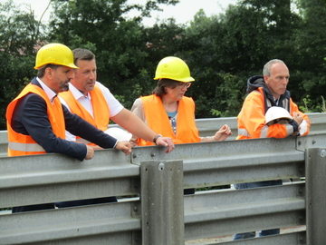 Von der Baubehelfsbrücke wird ein erster Blick in die spätere Schleusenkammer geworfen.