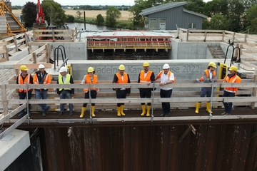 Vor dem Betonquerriegel des Außenhauptes machte die Besuchergruppe für ein Gruppenfoto Station. Im Hintergrund ist die noch eingeschalte Brücke erkennbar.