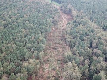 Auf den mit einer Fotodrohne hergestellten Bildern lässt sich die Arbeitstrasse im Moor besonders gut demonstrieren. Der hier später hergestellte Moordamm soll Wasser im Moor zurückhalten und so zu naturnahen Wasserständen beitragen.