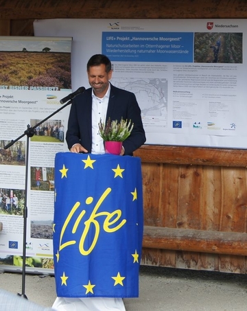 Umweltminister Olaf Lies richtete am 29. September ein Grußwort an ca. 35 geladene Akteure, die an der Feier des Maßnahmenbeginns teilnahmen.
