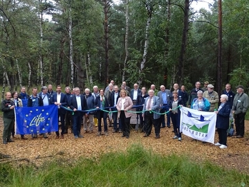 Der NLWKN hatte regionale Akteure sowie Mitwirkende aus Ämtern und Behörden zum Baubeginn in das Otternhagener Moor eingeladen.
