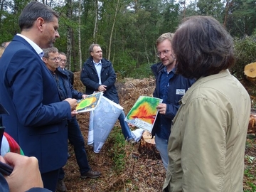 Der Minister besichtigte zusammen mit Anne Rickmeyer und Berthold Paterak (Bildmitte) die Baustelle am Otternhagener Moor. Die technischen Projektbetreuer Aaron Schad (2. v. r.) und Jens Fahning (2. v. l.) übernahmen die Führung vor Ort.