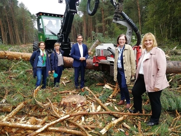 Minister Lies an der Maßnahmenfläche im Otternhagener Moor (v.l.n.r. Alexandra Stück, Umweltministerium; Susanne Brosch, NLWKN; Minister Olaf Lies; Anne Rickmeyer, Direktorin des NLWKN; Dinah Stollwerck-Bauer Landesbeauftragte im ArL Leine-Weser).