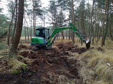 Mit dem Bagger wurden die Entwässerungsgräben im Schwarzen Moor verschlossen und das Bodenmaterial wurde schichtweise verdichtet.