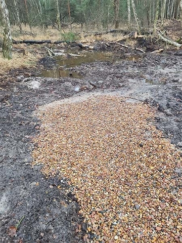 Hinter dem Staubauwerk steigt der Wasserstand langsam an