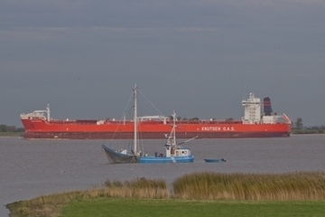 Stint-Kutter und Tanker auf der Elbe