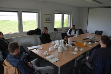 Im Besprechungsraum der Naturschutzstation geben Heinrich Pegel und Felix Närmann einen Einblick in ihre Arbeit.