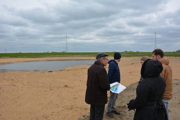 Die Gruppe am bereits hergestellten Süßwasserteich im zukünftigen Tidepolder Coldemüntje