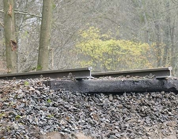 Zur Kostenminimierung des Bauvorhabens sollte der Zugverkehr möglichst kurz unterbrochen werden.