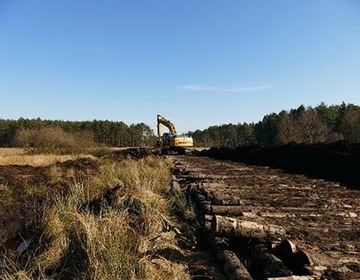 Für die Wiedervernässung des Jafelmoors wurde der Kucksmoorgraben (links im Bild) mit antransportiertem Torf (rechts im Bild) vollständig verschlossen.