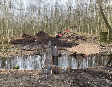 Quer zum Verlauf des Moorkanals wurden Spundwände gerammt und Stauwehre gesetzt, damit das abfließende Wasser zukünftig gezielt auf die weitläufigen Moorflächen geleitet werden kann.