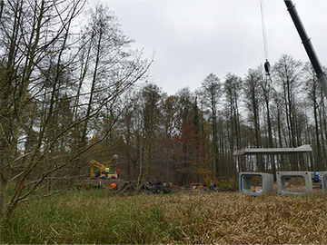 Bahnstreckensperrung am Jafelbach: Mittels Schwerlastenkran wurden tonnenschwere Betonbauteile für einen Durchlass unterhalb der Bahntrasse eingesetzt.