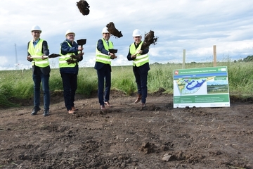 Offizieller Startschuss für die Baumaßnahmen: Niedersachsens Umweltminister Olaf Lies (3. v. l.) mit Dirk Post (NLWKN), Bürgermeister Theo Douwes und Landrat Matthias Groote (v. l. n. r.) beim ersten Spatenstich