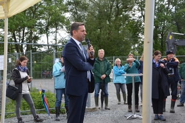 Umweltminister Olaf Lies bei Eröffnung der Baustelle: "Dieser Polder schafft neue, heute zu seltene Lebensräume. Auch das braucht die Ems."