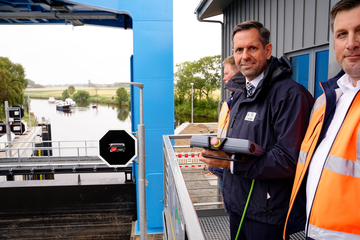 Vom Leitstand aus startete Umweltminister Olaf Lies in Otterndorf per Knopfdruck den ersten Schleusengang (Bild: Lippe, NLWKN).