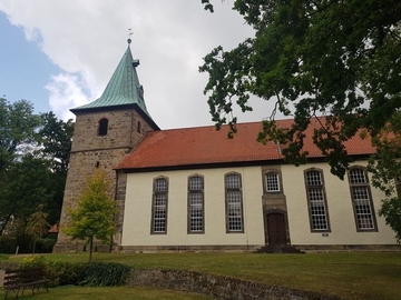 Kirche in Groß Munzel - Ein- und Ausflug in alle Himmelrichtungen durch Fensterlamellen im Turm