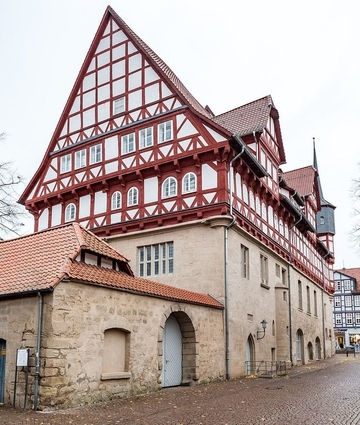 Süd-Giebel des östlichen Hauptflügels mit Ein- und Ausflugöffnung in der Spitze