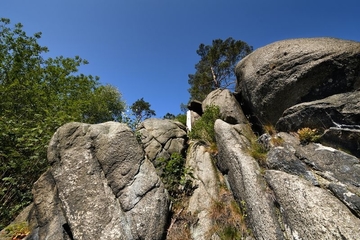 Felsen aus Oker-Granit (LRT 8220)