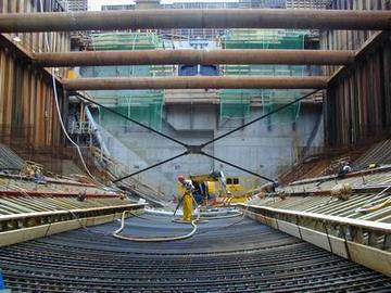 Reinigungsarbeiten vor dem Betonieren in der Hauptschifffahrtsöffnung