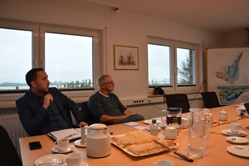 Nico Bloem (links) und Heiner Schröder lauschen interessiert.