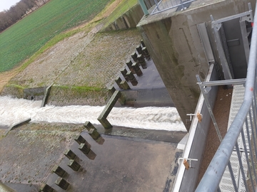 Blick vom Bediensteg auf den Revisionsverschluss inkl. Wasserstand im Becken und auf das abfließende Unterwasser am 24.12.2023