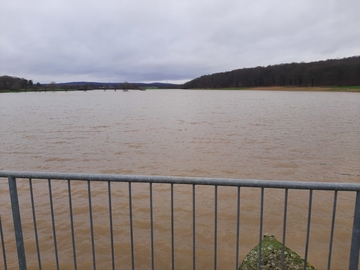 Blick auf das eingestaute Becken vom Bediensteg des Abschlussbauwerkes am 24.12.2023