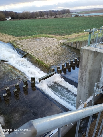 Blick vom Bediensteg (auf den Revisionsverschluss) auf das abfließende Unterwasser am 27.12.2023