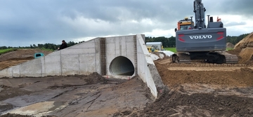 Einbau des Rohrdurchlasses vom Flutungsbauwerk im Jahr 2023