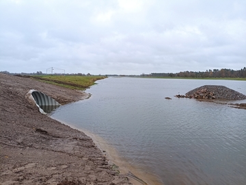 Erste Flutung des Polders Sückau-West über das neue Flutungsbauwerk im Herbst 2023 – vor dem großen Winterhochwasser Ende 2023