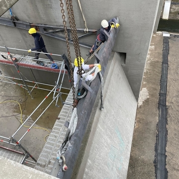 Montagearbeiten zum Ausbau des rechten Segmentverschlusses. (Foto: Böwingloh & Helfbernd)