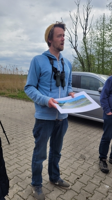 Am Tidepolder Coldemüntje informierte Stationsmitarbeiter Felix Närmann die Teilnehmenden zum aktuellen Geschehen im Tidepolder.