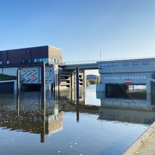 Das sanierte Ilmenau-Sperrwerk.