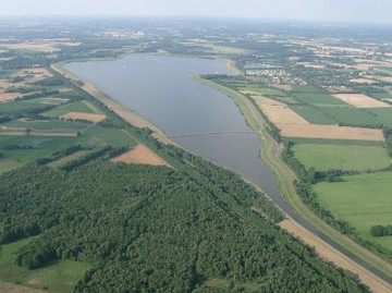 Hauptbecken mit vorgelagertem Absetzbecken und Zuleiter