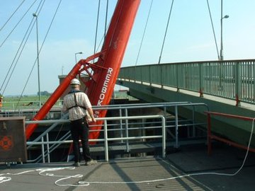 Mit einem Schwimmkran wurde die Betriebsbrücke aus und wieder eingebaut.