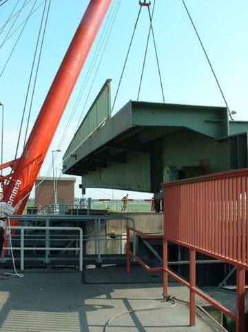 Maßarbeit: Sanierung der Brücke beim Sperrwerk Wischhafen.