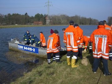 Sandsacktransport per Boot bei Dannenberg