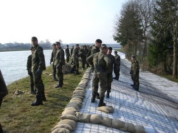 Die Bundeswehr hilft bei der Deichverteidigung