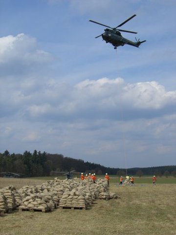 Sandsacktransport per Hubschrauber